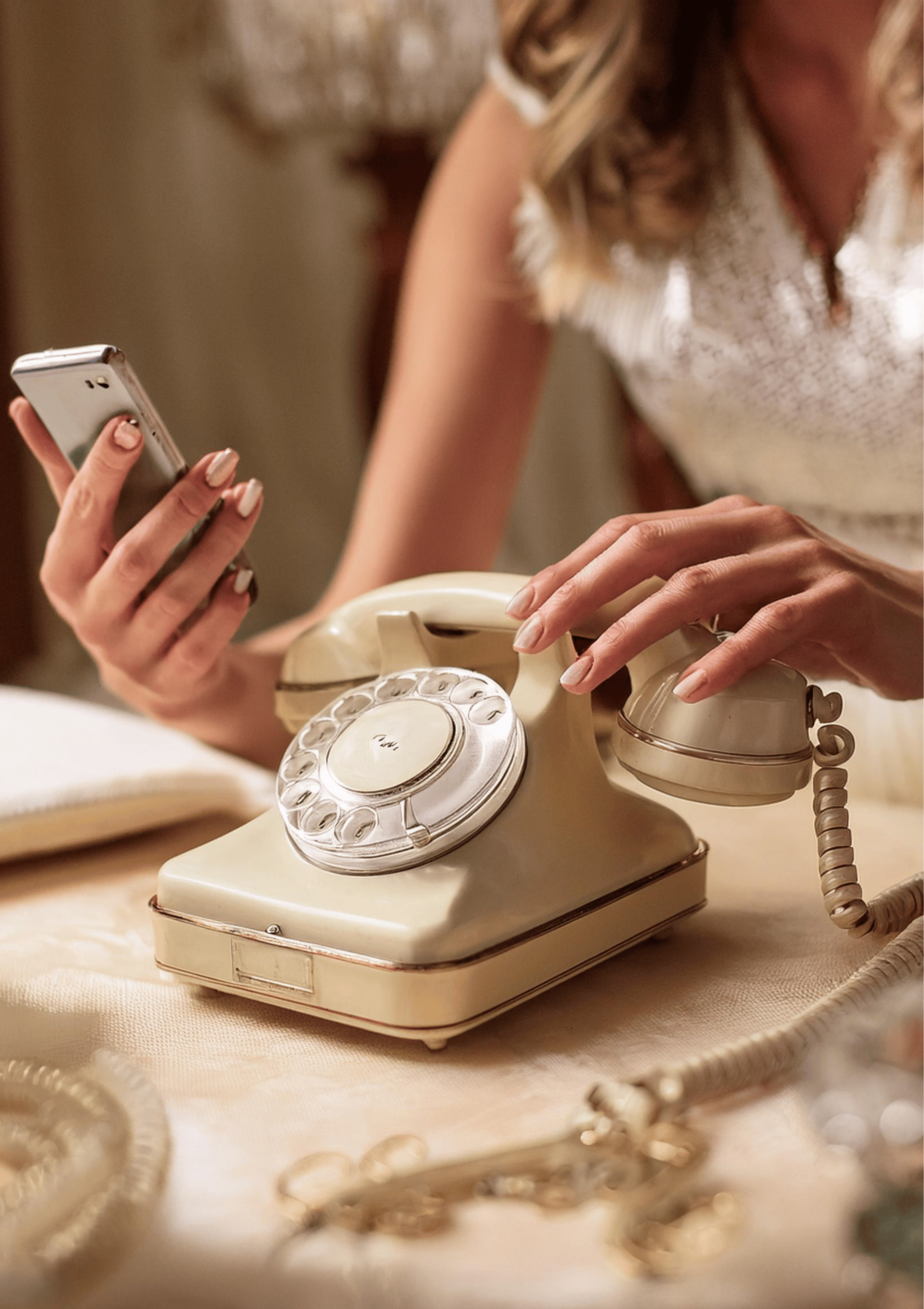 Panna młoda obsługująca telefon życzeń